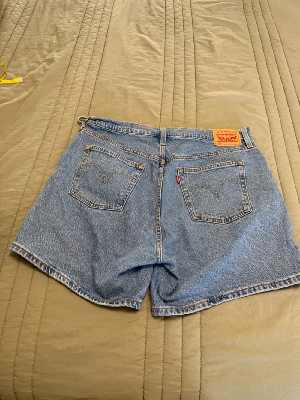 Levi Shorts- Worn once (Size 33) - Picture 2 of 5